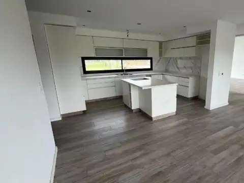 Casa 4 ambientes con 5 baños