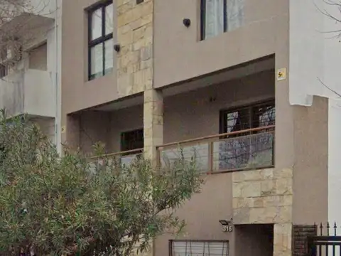 Departamento 2 ambientes en dos plantas tipo casa en venta en Villa Luro