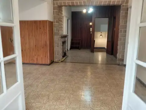 Casa 5 ambientes a 8 cuadras de la estacion