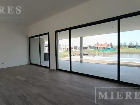 Casa a la laguna en venta Barrio Naudir