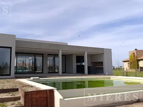 Casa  a la laguna en venta Barrio Naudir