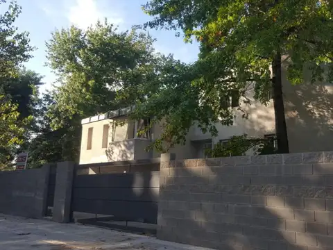 Burgos al 900 entre Alvear e Ituzaingo