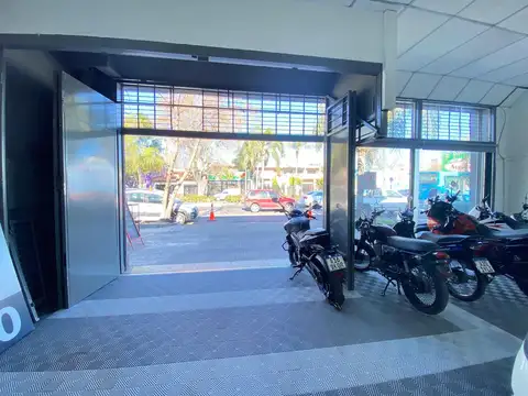 Local 420 m2 - Avenida Pellegrini y Avenida Francia - Frente comercial