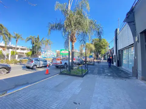 Local 420 m2 - Avenida Pellegrini y Avenida Francia - Frente comercial