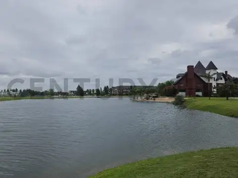 Lote con hermoso fondo a la Laguna en Barrio Ciudad Náutica el Principado