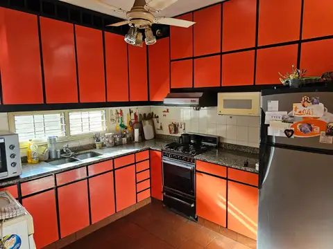 Ph 4 ambientes 1° piso x escalera al frente con 2 baños, balcon y gran terraza propia de 100 m2  