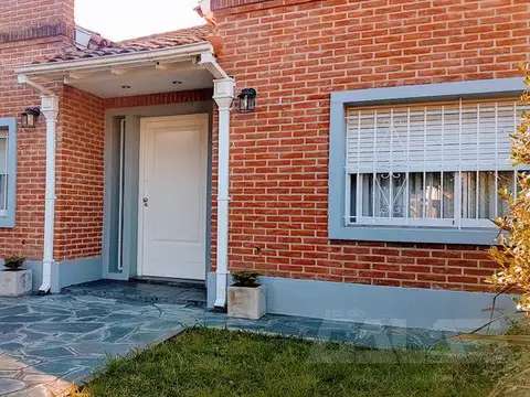 Chalet 5 amb. en una planta con pileta, quincho y cochera para 3 autos en zona residencial