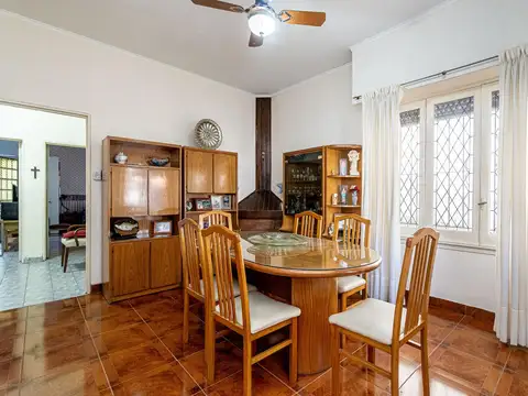 Casa 4 ambientes con 2 baños