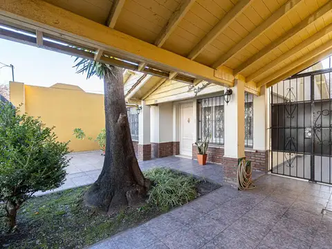 Casa al frente, 4 ambientes,gran parque,quincho y cochera. Muy buen estado. APTO CREDITO
