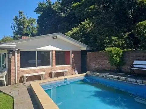 Casa en venta - 4 Dormitorios 3 Baños - Cochera - 1.230mts2 - Chauvin