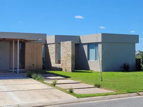 Casa a la laguna en Area 5, San Sebastian, Pilar