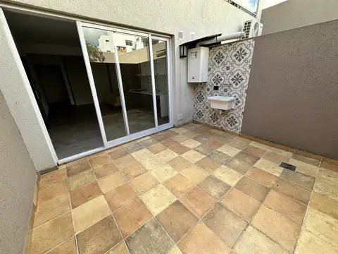 MONOAMBIENTE DE CATEGORIA EN PLANTA BAJA 44 M2, AMPLIO PATIO