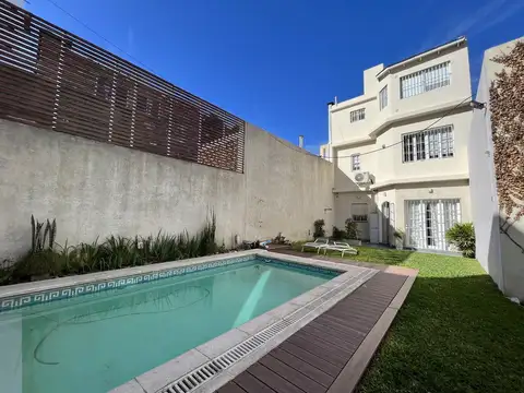 VENTA: casa de seis dormitorios con jardín, quincho con parrillero.  Barrio Luis Agote, Rosario
