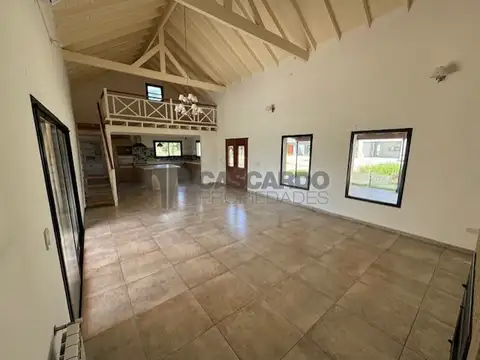 Chalet estilo campo de 4 ambientes con piscina. Barrio El Rebenque.