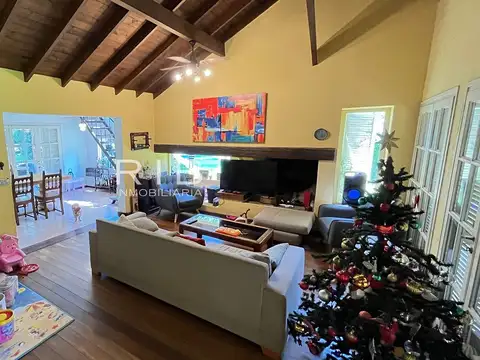 Casa en Venta con 4 cocheras