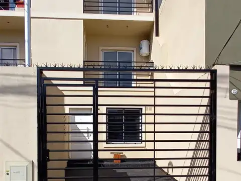 DEPARTAMENTO DE 2 AMBIENTES CON COCHERA Y PATIO