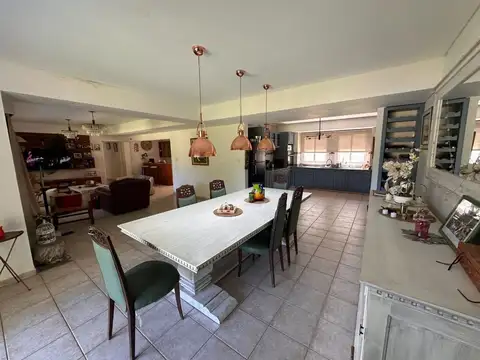 Casa en Alquiler con 2 cocheras