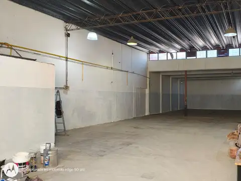 GALPON CON OFICINAS, PLANTA LIBRE DE COLUMNAS