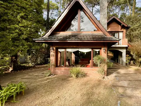 Vendo casa a 200m del mar con salida a dos calles. Excelente estado.