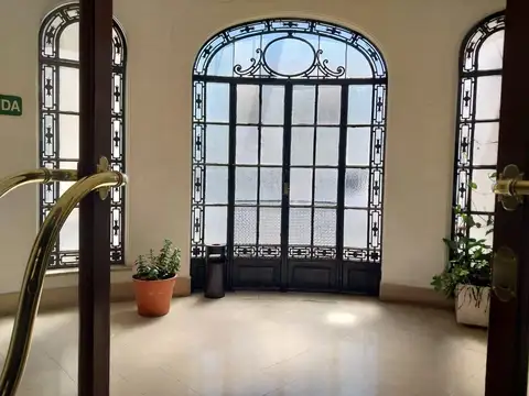 Regias oficinas ubicadas en el histórico edificio -Pasaje Urquiza