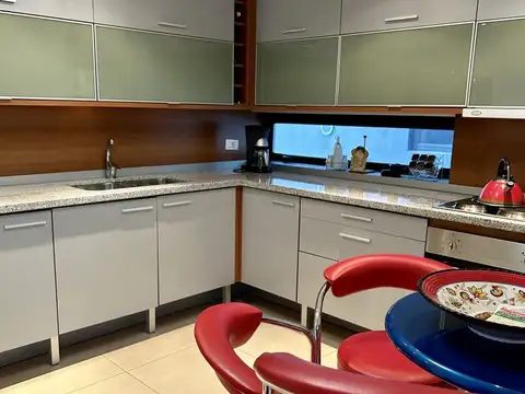 Cómodo apartamento de 3 dormitorios con garage y suite.