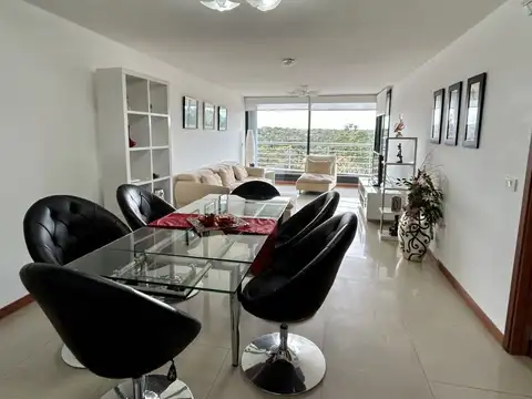 Cómodo apartamento de 3 dormitorios con garage y suite.