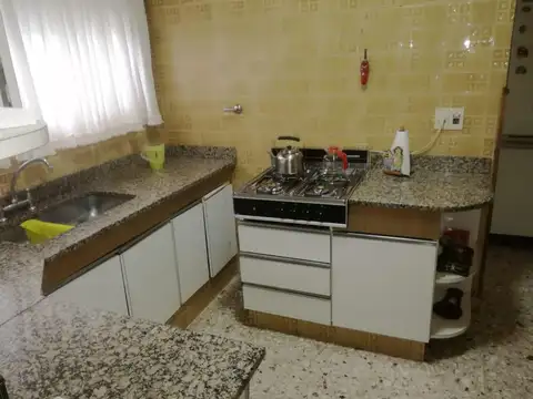 Casa 7 ambientes con 2 baños