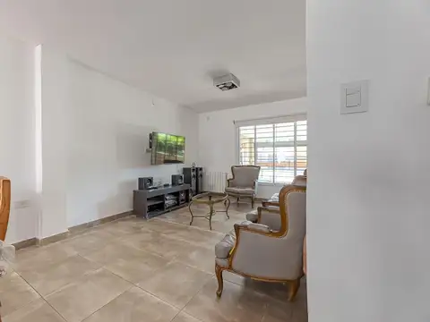 Casa 6 ambientes con 2 baños