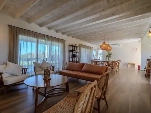 Casa 4 ambientes con 2 baños