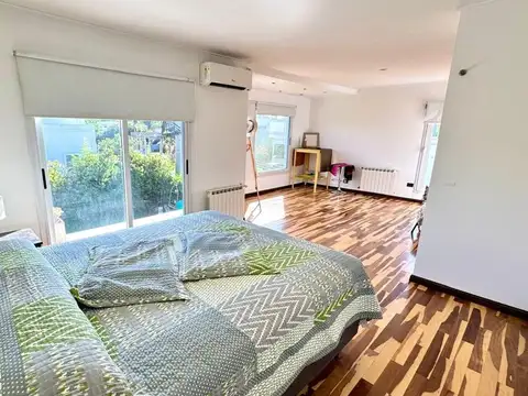 Casa 8 ambientes con 2 baños