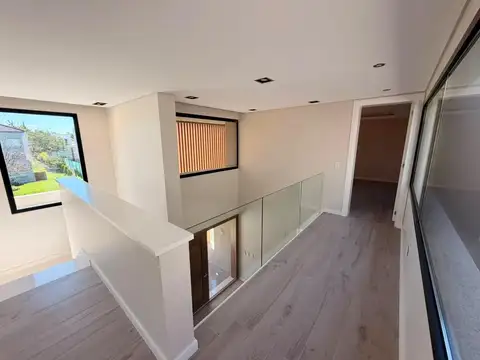 Casa 6 ambientes con 4 baños