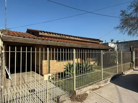 Casa 3 amb. c/patio y cochera | Morón