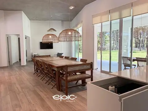 Casa 5 ambientes con 4 baños