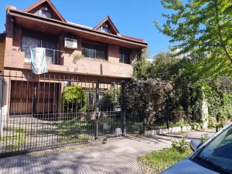 CASA DE 4 AMBUIENTES COCHERA 2 AUTOS FONDO PILETA