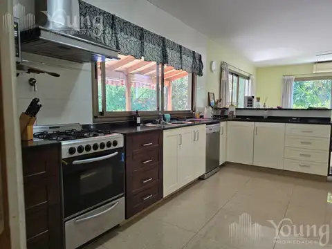 Casa en Venta con 3 cocheras