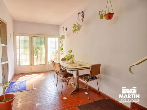 Casa en venta en Villa Adelina - 6 amb apta 2 familias c/jardín, patio y terraza.