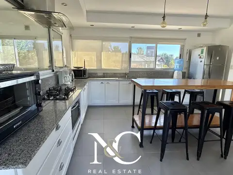 Casa en Alquiler con 1 cochera