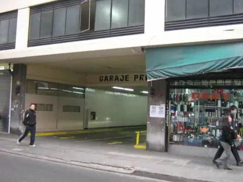 COCHERA FIJA EN VENTA EN BARRIO NORTE ES MUY AMPLIA ENTRA 4 X 4