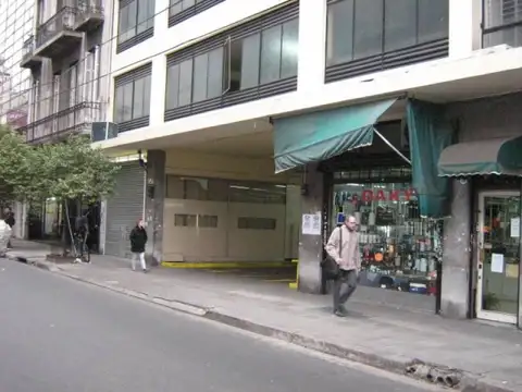 COCHERA FIJA EN VENTA EN BARRIO NORTE ES MUY AMPLIA ENTRA 4 X 4