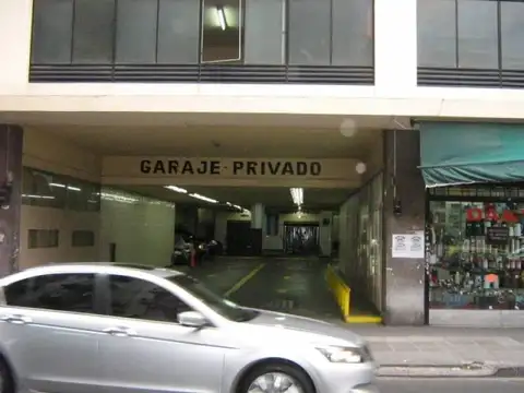 COCHERA FIJA EN VENTA EN BARRIO NORTE ES MUY AMPLIA ENTRA 4 X 4