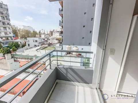 OPORTUNIDAD! Monoambiente con balcón y cochera en Flores