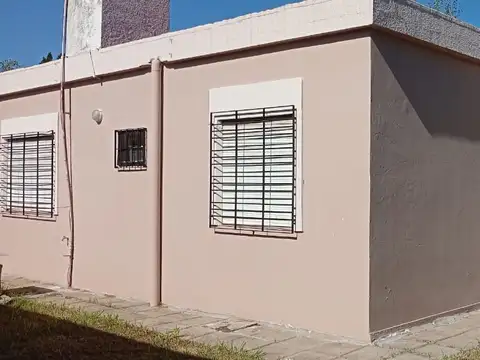 Ph. muy buen estado, todos los cervicios en Merlo sur. 2 dormitorios, coc-comedor, baño, patio propi