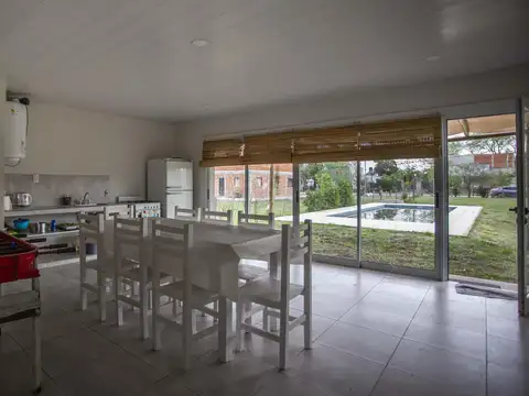 Casa 2 ambientes con 1 baño