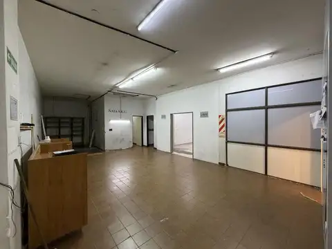 Galpón 498m2. Techo de Losa. Medidor Trifasico. Sobre Avenida.