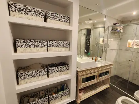 EXCELENTE CASA 3 AMBIENTES, 2 BAÑOS, 1 SUITE C/ VESTIDOR, COCHERAS, etc..  