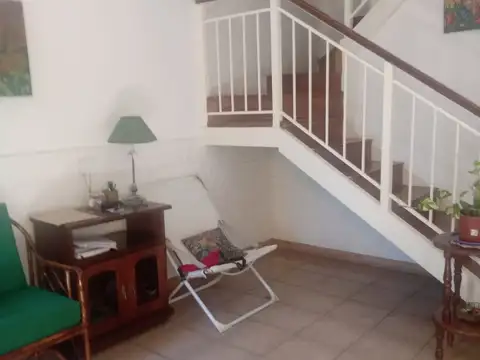 Hermoso departamento tipo casa de 4 ambientes en dos plantas.