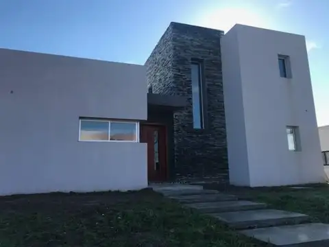 CASA EN VENTA EN EL CANTON PUERTO - MAROTO PROPIEDADES