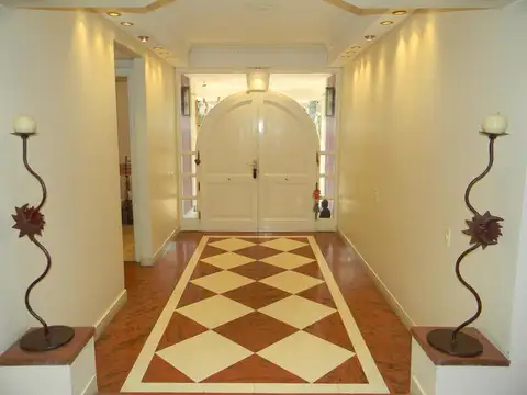 Casa en Alquiler con 5 cocheras