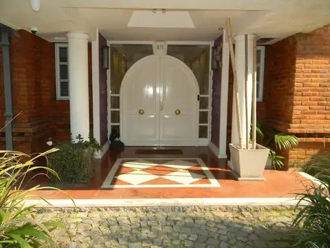 Casa 8 ambientes con 6 baños