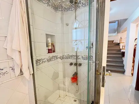 Casa Castelar Norte, a metros centro comercial 5 ambientes